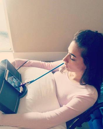 Nas redes sociais, Lais Souza nÃ£o se incomodou em postar uma foto com o que chama de 'ferramenta de trabalho'. Hoje, ela participa de palestras e eventos sobre superaÃ§Ã£o