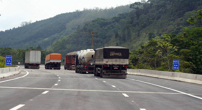Carreta tombou por volta das 6h desta segunda (12) Carreta tombou por volta das 6h desta segunda (12)
