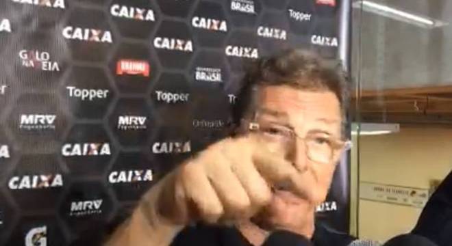 Oswaldo de Oliveira brigou com repórter de rádio após empate do Atlético-MG