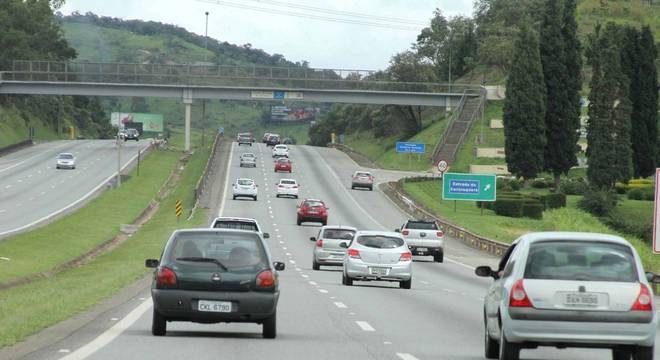Acidente gera lentidão entre os Km 21 e 19 no sentido São Paulo Acidente gera lentidão entre os Km 21 e 19 no sentido São Paulo