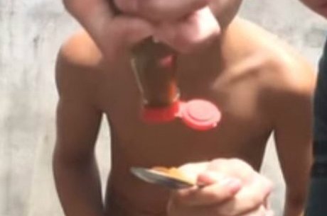 Jovens fazendo desafio da canela em pó, que pode obstruir vias aéreas