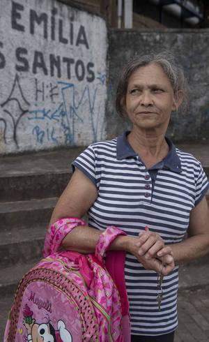 Maria das Graças, 56, é vó de um aluno e diz que falta segurança e consciência