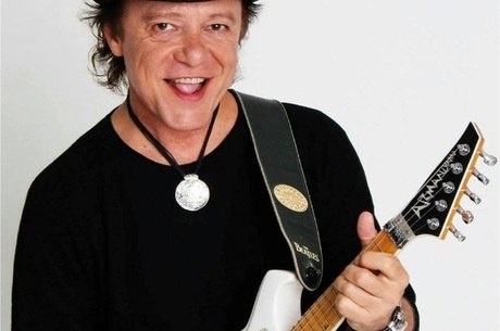 Armandinho toca VH na guitarra baiana