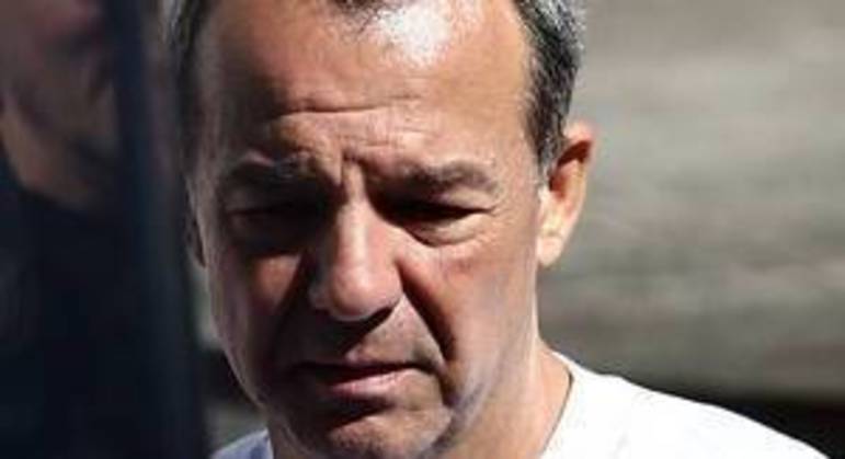 Ex-governador do Rio de Janeiro Sérgio Cabral sendo levado para o presídio