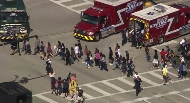 Estudantes deixam o prédio da escola Marjorie Stoneman Douglas após o tiroteio