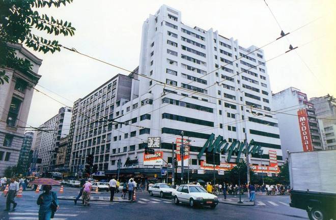 A rede inglesa Mappin chegou a São Paulo na década de 1930 e inovou no comércio varejista, tornando-se uma espécie de shopping center, algo que não existia até então. A tradicional loja na praça Ramos de Azevedo, no centro da capital, era a maior e mais famosa. A rede encerrou as atividades em 1999, diante de um processo de falência