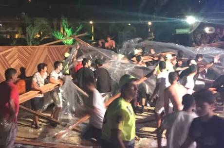 Estrutura cai e fere vítimas em show de Thiaguinho Estrutura cai e fere vítimas em show de Thiaguinho