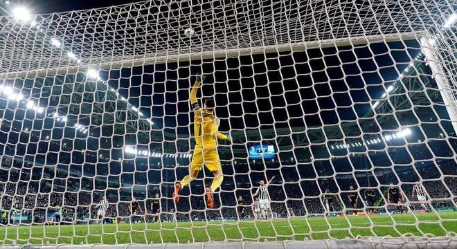 Higuaín e o travessão Higuaín e o travessão