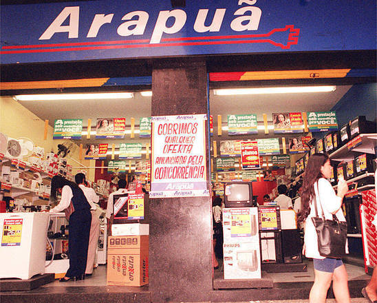 A Arapuã foi a maior varejista de eletrodomésticos do Brasil nos anos 90. Porém, no começo da década passada enfrentou dificuldades financeiras e teve a falência decretada pela Justiça. As mais de uma centena de lojas foram fechadas e a marca ficou apenas na memória da muitos brasileiros