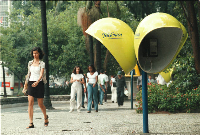 A espanhola Telefónica comprou a estatal Telesp (Telecomunicações de São Paulo) em 1998. Desde 2012, a operadora padronizou todas as operações com o nome Vivo, que já adotava em outros Estados para os serviços de telefonia móvel