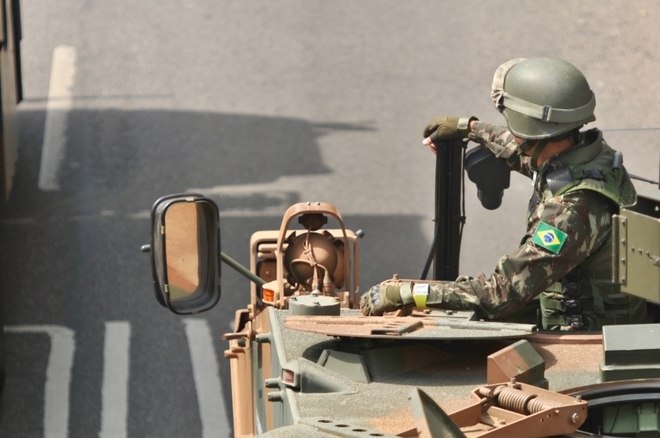 A cidade do Rio amanheceu com blindados e homens do Exército
nas ruas. Mas apesar da intervenção decretada na sexta-feira (16) pelo
presidente Michel Temer, as tropas estão nas ruas por outro motivoVeja também: 'Situação é grave, mas não está fora de controle', diz interventor do Rio