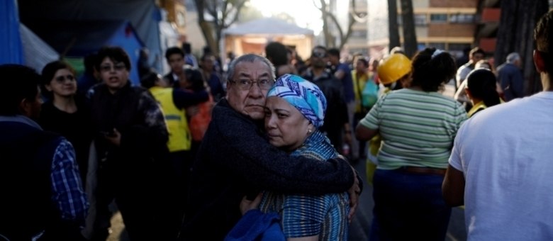 Pessoas saíram às ruas na Cidade do México após alarmes antissísmicos