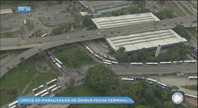 Terminal de ônibus em Santo André ficou fechado até as 7h30 desta segunda-feira