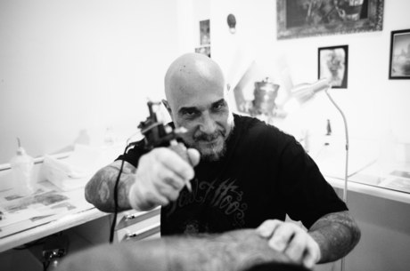 Além de desenhos, Paulão Tattoo cobre cicatrizes e aréola mamária