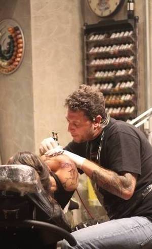 Acima, Sergio Pisani, no Tattoo You