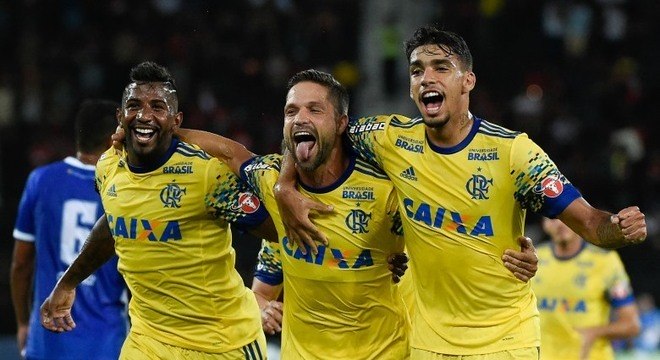 Diego, em bela cobrança de falta, abriu placar na vitória do Flamengo