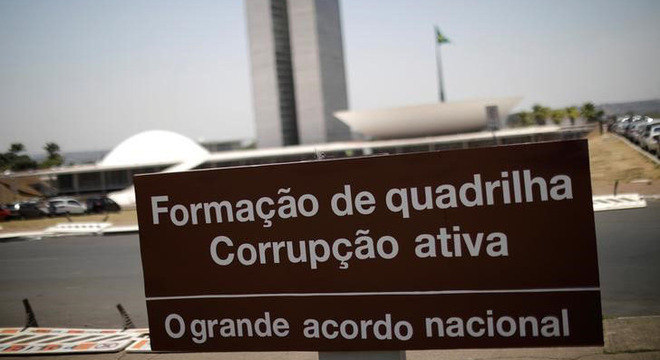 Placa de protesto contra a corrupção em frente ao Congresso, em Brasília