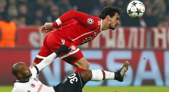 Vágner Love lutou muito, fez gol, mas não conseguiu evitar a eliminação do Besiktas na Liga dos Campeões diante do Bayern de Munique