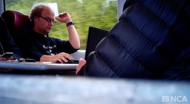 Falder chegou a ser filmado enquanto usava o computador em um trem, durante período em que esteve sob vigilância secreta da polícia 