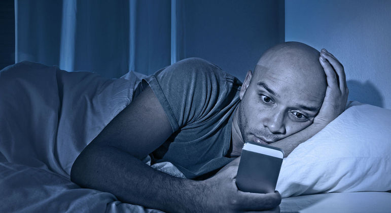 Se expor à luz azul do celular pode prejudicar o sono