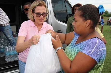 Sylvia Jane Crivella entregou doações em Guaratiba