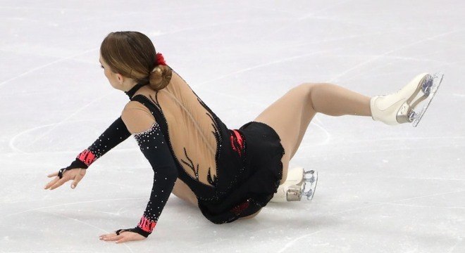 Isadora Williams, da patinação artística, cai durante final dos Jogos de Inverno