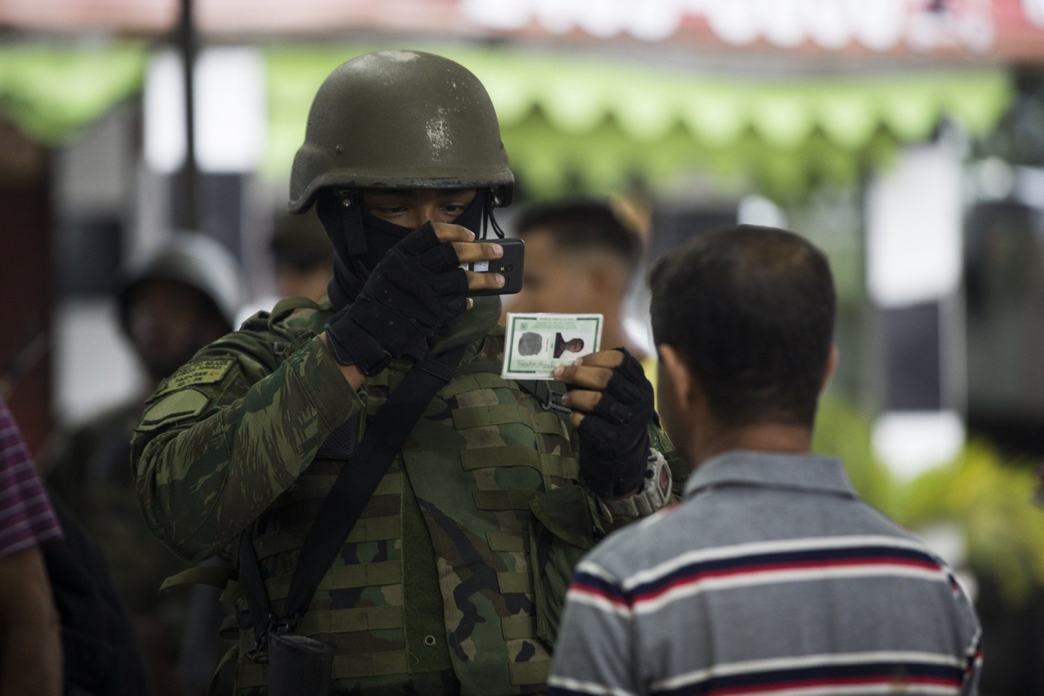 Resultado de imagem para exército fotografa moradores no rj