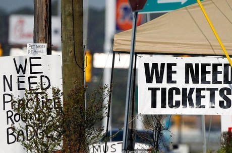 Antigamente, os cambistas tentavam vender ingressos na porta de shows, mas hoje a maioria deles está na internet