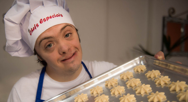 Matheus aprendeu a cozinhar vendo a mãe 