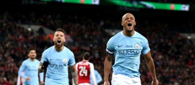 Zagueiro Kompany, um dos ídolos da torcida do City, comemora gol e mais um título pelo clube