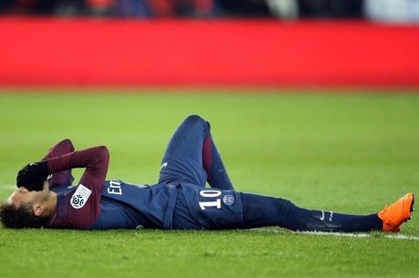 Neymar deixa campo sentindo muitas dores no tornozelo 