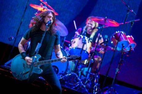 Foo Fighters abrem turnê pelo Brasil em show com hits, covers e