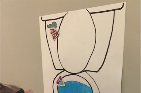 Menina de três anos pede para mãe uma festa de aniversário com o tema cocô 