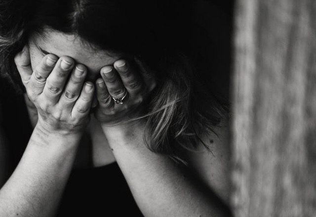 Existe rela&Atilde;&sect;&Atilde;&pound;o entre labirintite e depress&Atilde;&pound;o? A depress&Atilde;&pound;o
pode levar a altera&Atilde;&sect;&Atilde;&micro;es do sono, dist&Atilde;&ordm;rbios alimentares e comportamentais que
prejudicam o funcionamento normal do labirinto. Desta maneira, pacientes com
depress&Atilde;&pound;o podem apresentar disfun&Atilde;&sect;&Atilde;&pound;o labir&Atilde;&shy;ntica

&Acirc;&nbsp;