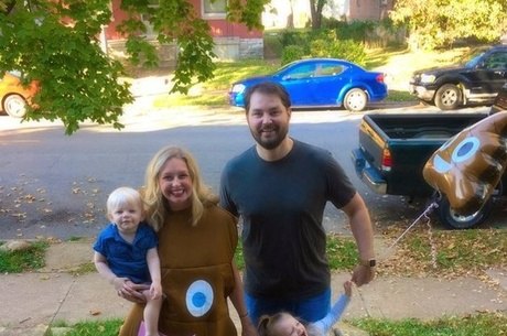 Menina de três anos pede para mãe uma festa de aniversário com o tema cocô 