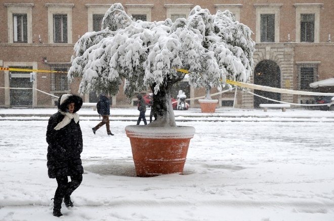 Nos dois aeroportos da capital, Fiumicino e Ciampino, por enquanto não há registros de cancelamento de voos. Equipes de bombeiros foram acionadas devido à queda de árvores causadas pelo peso da neve, que bloqueou algumas estradas de Roma