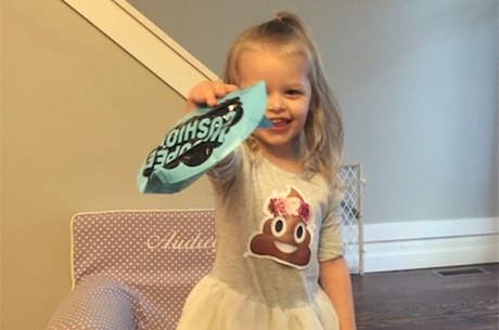 Menina de três anos pede para mãe uma festa de aniversário com o tema cocô 