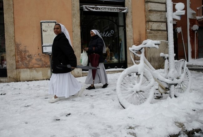 'Estamos trabalhando para garantir a viabilidade das estradas diante da excepcional queda de neve que afetou a capital nesta noite. Os cidadãos são convidados a limitar seus movimentos ao mínimo necessário', afirmou Pinuccia Montanari, conselheira do Meio Ambiente de RomaExplosão em prédio deixa quatro pessoas mortas na Inglaterra