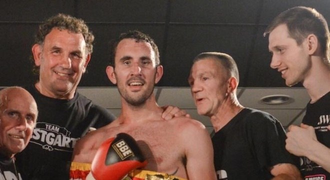 O boxeador Scott Westgarth (centro) morreu um dia após vencer uma luta
