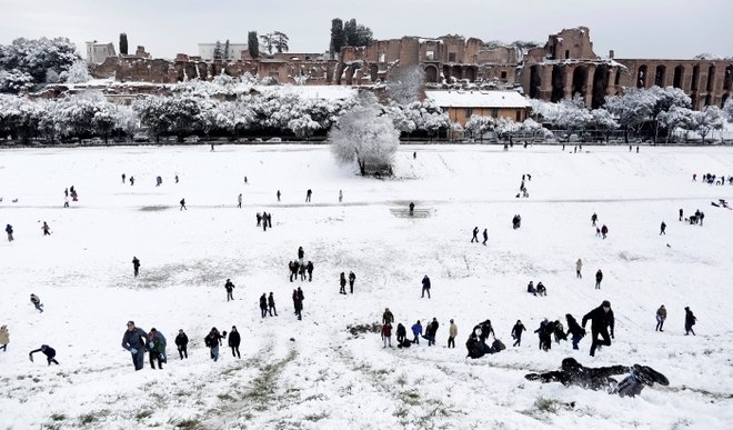 No domingo, as más condições climáticas causaram o desabamento de uma pilastra sobre a Ponte da Liberdade, em Veneza, que fica em uma estrada de acesso à cidade italiana via Mestre