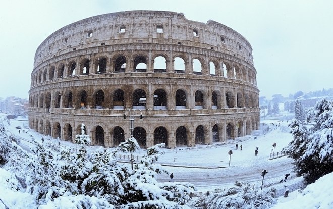 Uma forte nevasca atingiu na madrugada desta segunda-feira (26) a cidade de Roma, na Itália, e os monumentos mais famosos da região amanheceram 'pintados' de branco. A onda de frio, que recebeu o nome de 'Burian' teve início no domingo (25) e foi registrada em diversas regiões da Itália