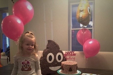 Menina de três anos pede para mãe uma festa de aniversário com o tema cocô 