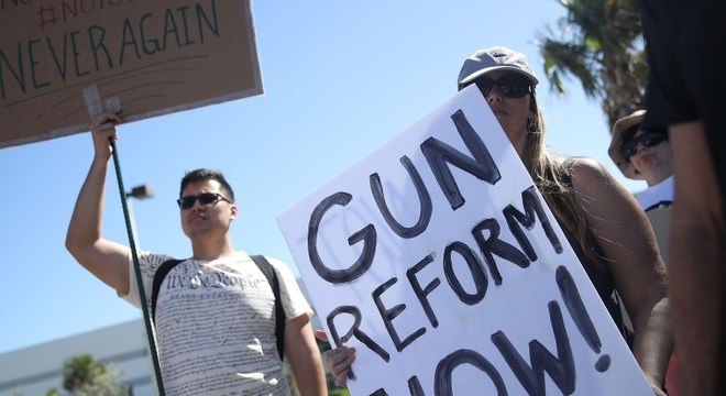 Manifestantes protestam diante de fábrica de armas na Flórida
