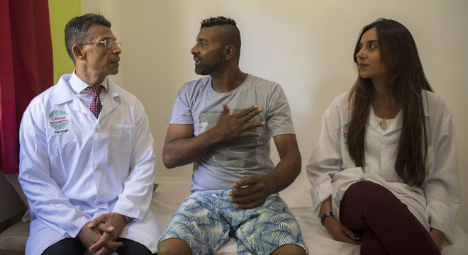 Zina com profissionais da clínica