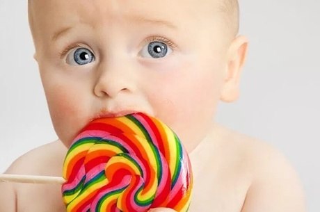 Açúcar não é sinônimo de amor. Evite dar doces para seu filho!