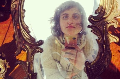 A revista Wired chamou a crítica cultural Alicia Eler de "semiótica da selfie" por causa de suas análises sobre os efeitos políticos e sociais das selfies