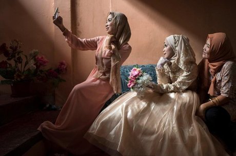 Uma foto de uma foto - nesta festa de casamento em meio à Guerra das Filipinas, tira-se uma selfie para registrar o momento