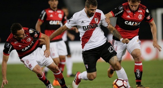 Lucas Pratto, do River Plate, tenta passar pela marcação do Flamengo
