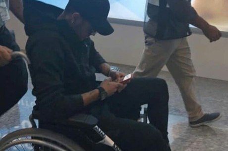 Neymar chega ao Rio de Janeiro de cadeira de rodas