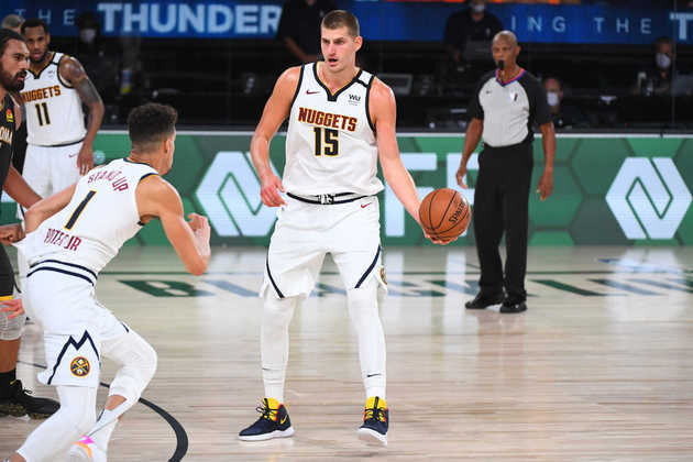 2020/2021 - Nikola Jokic: pivô (Sérvia) / Time: Denver Nuggets (caiu nas semifinais da Conferência Oeste) - Campeão da NBA: Milwaukee Bucks.